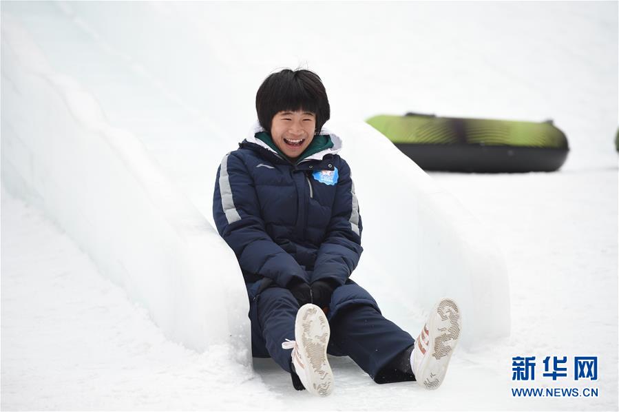 (體育)(5)全民健身——“鳥巢”里玩冰雪