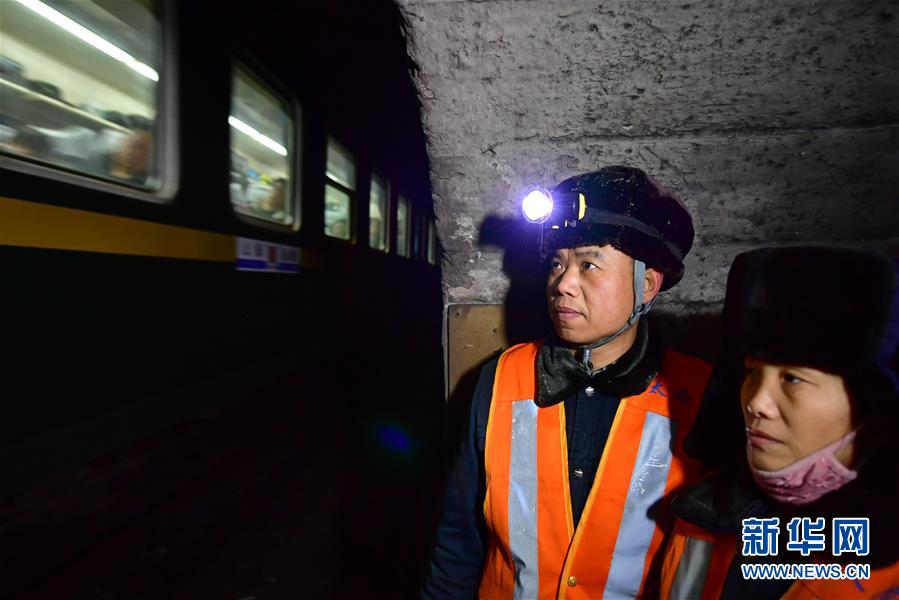 （新春走基層）（10）守護春運的打冰“夫妻檔”