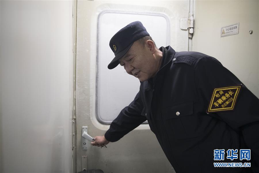 (新春走基層·圖文互動)(6)特寫:一個“極地列車醫生”最后的春運