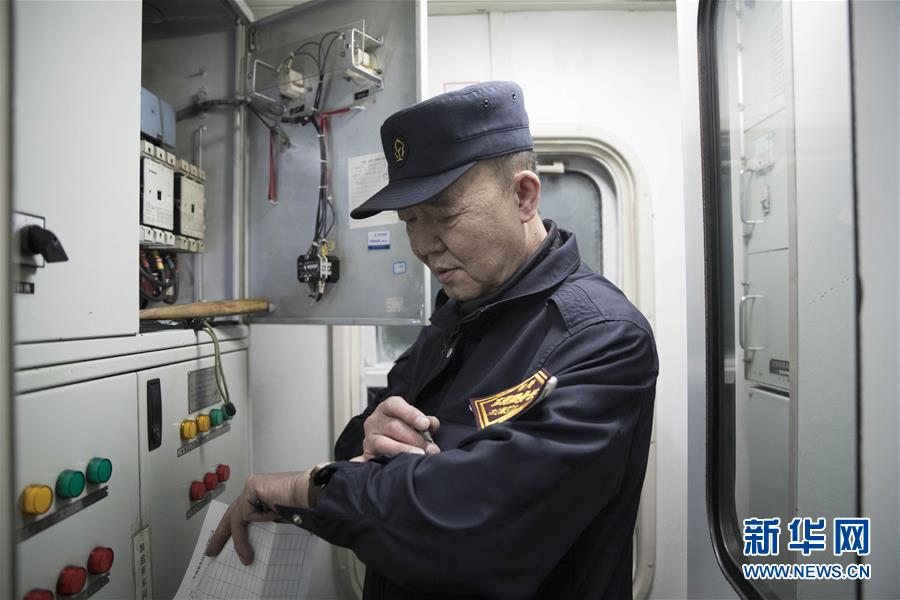 (新春走基層·圖文互動)(5)特寫:一個“極地列車醫生”最后的春運