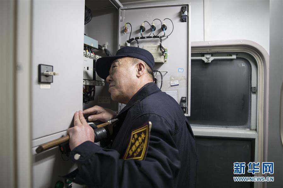 (新春走基層·圖文互動)(2)特寫:一個“極地列車醫生”最后的春運