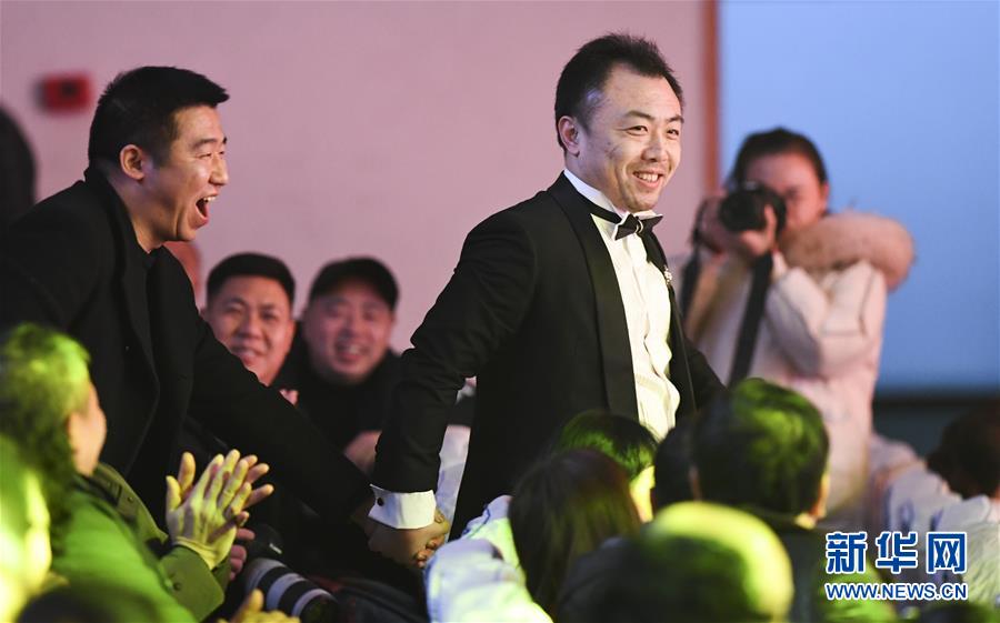 (新春走基層)(6)貧困縣里的慰問演出