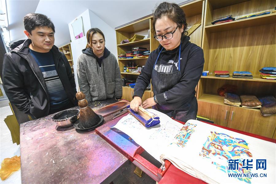 (經濟)(5)河北武強:木版年畫節前產銷兩旺