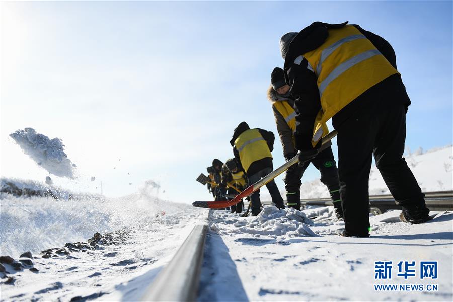 (社會)(10)雪原上的鐵路檢修員