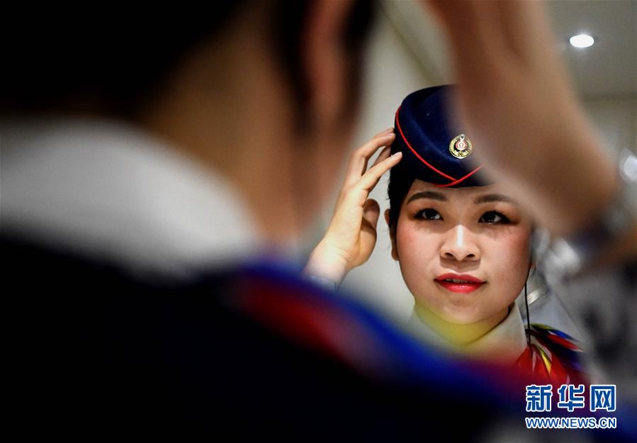(圖片故事)(2)“00后”乘務員的首個春運
