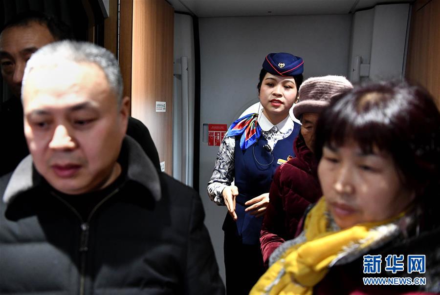 (圖片故事)(10)“00后”乘務員的首個春運