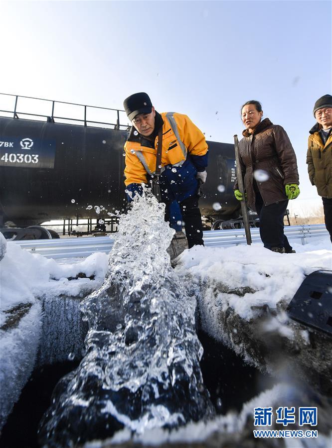 (新春走基層)(9)林海間的“送水小火車”