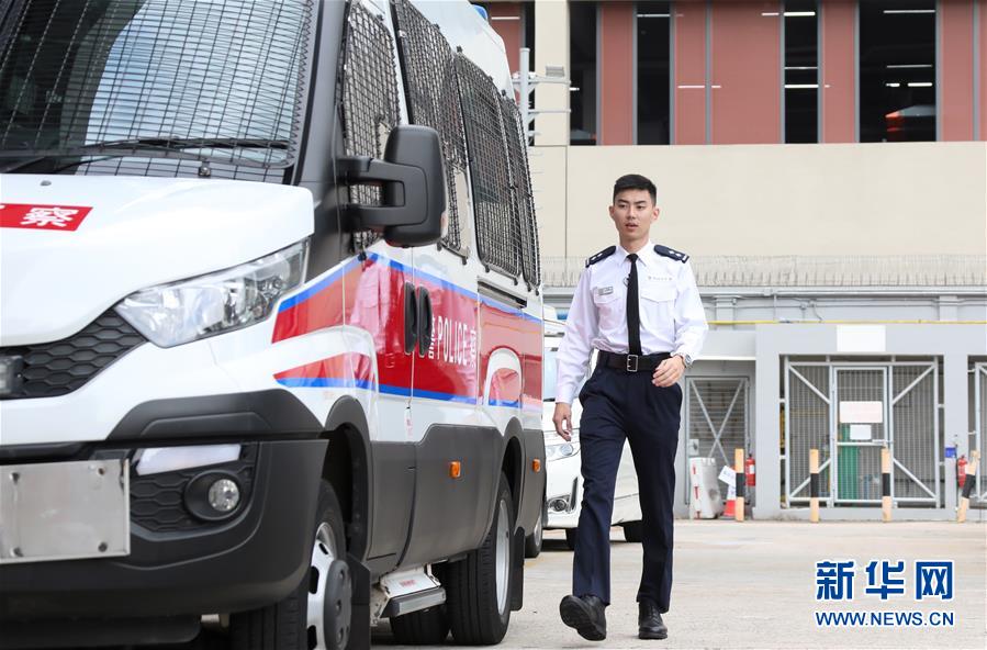 (港澳臺·香港故事·圖文互動)(5)網紅帥港警卓Sir:溫暖和辛酸并存的艱難之路