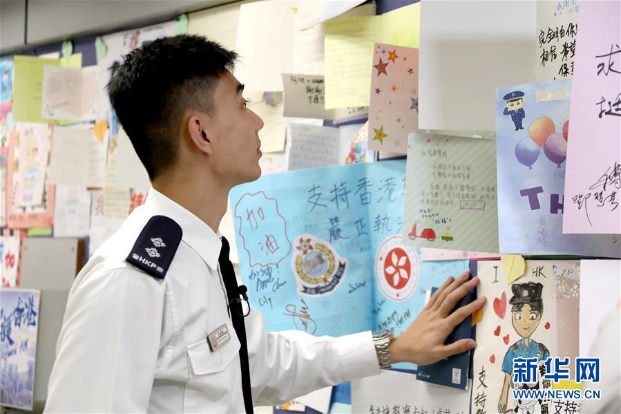 (港澳臺·香港故事·圖文互動)(4)網紅帥港警卓Sir:溫暖和辛酸并存的艱難之路