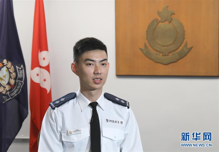 (港澳臺·香港故事·圖文互動)(3)網紅帥港警卓Sir:溫暖和辛酸并存的艱難之路