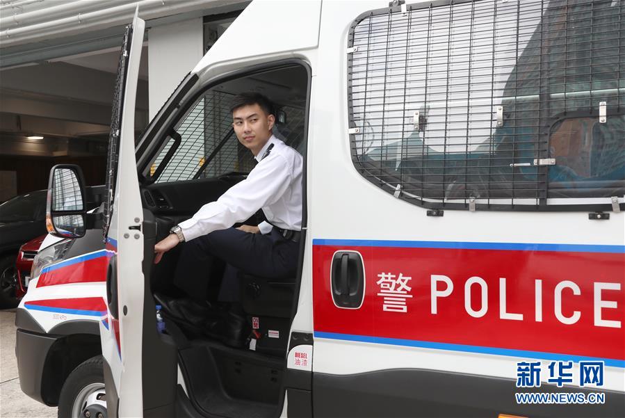 (港澳臺·香港故事·圖文互動)(6)網紅帥港警卓Sir:溫暖和辛酸并存的艱難之路