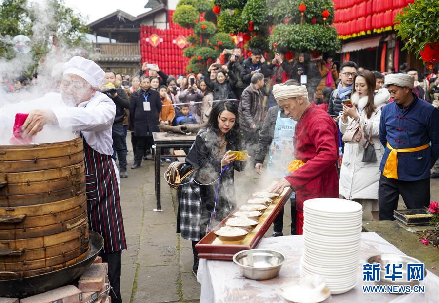 (新春走基層)(5)重慶:吃“千米長宴” 品古鎮年味