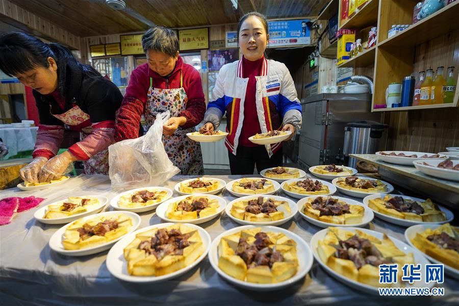 (新春走基層)(4)重慶:吃“千米長宴” 品古鎮年味