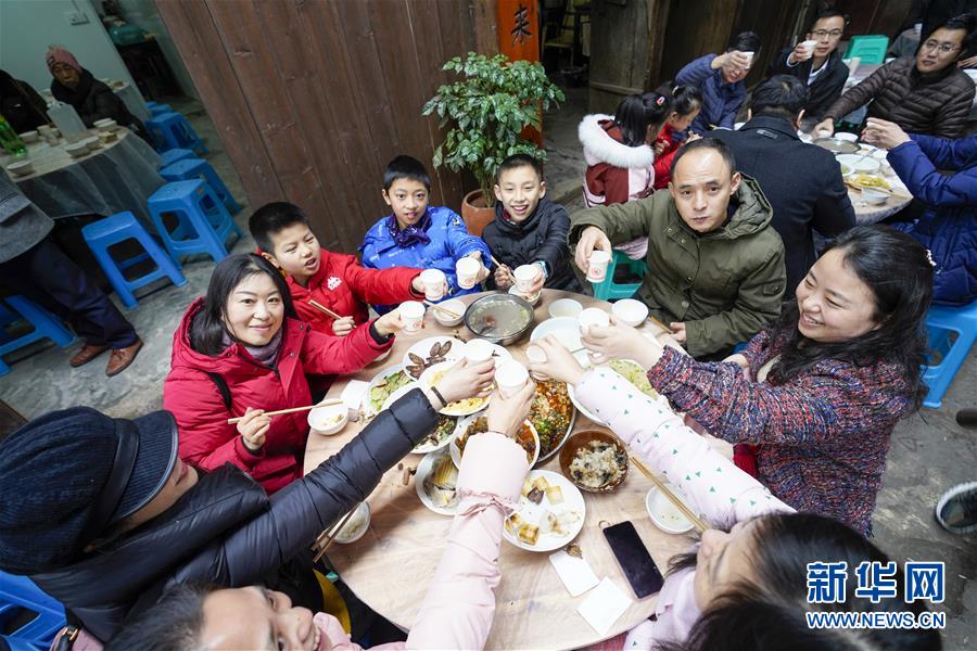 (新春走基層)(2)重慶:吃“千米長宴” 品古鎮年味
