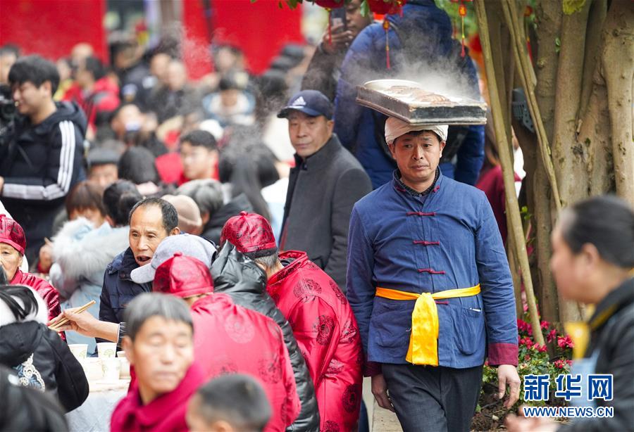 (新春走基層)(6)重慶:吃“千米長宴” 品古鎮年味