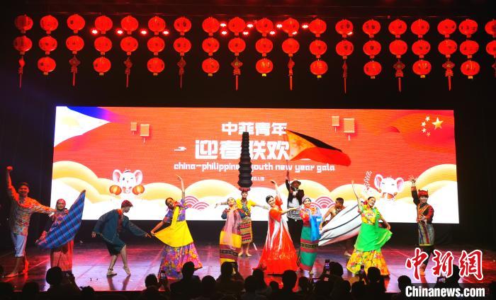 菲律賓紅溪禮示大學學生表演菲律賓傳統節慶舞蹈《酒杯舞》，舞者頭頂一摞由大到小裝滿米酒的酒杯，且歌且舞，喜慶歡快。　關向東 攝