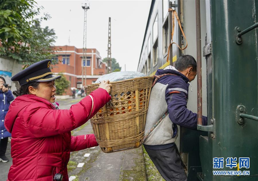 （新春走基層）（1）重慶：慢火車上的“致富幫幫團” 