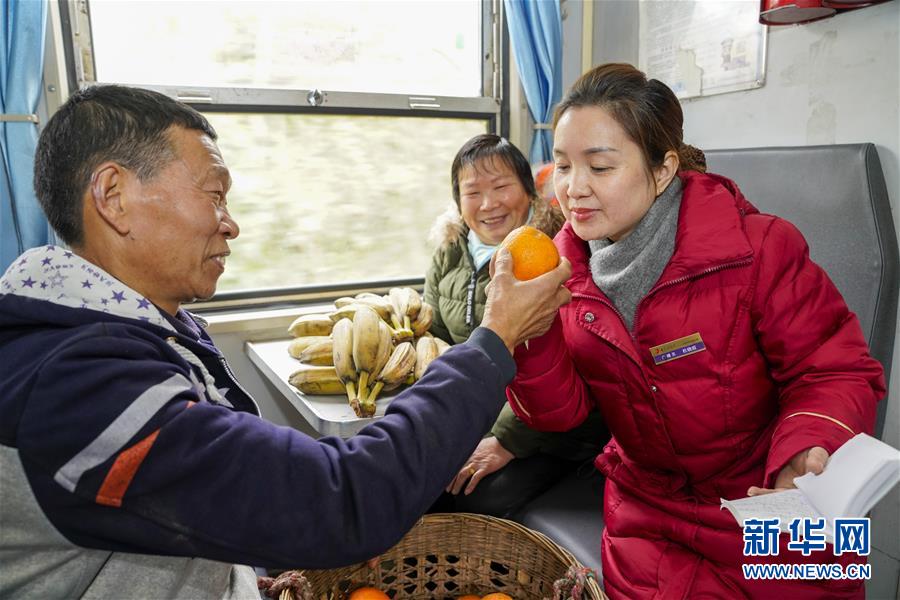 （新春走基層）（2）重慶：慢火車上的“致富幫幫團” 