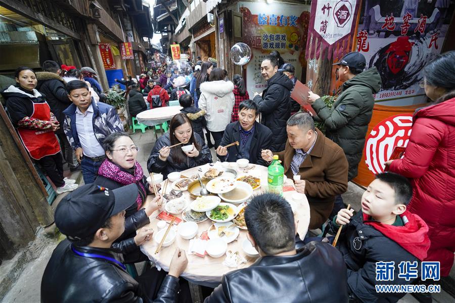 （新春走基層·圖文互動）（1）古鎮老街品年味 千米長宴憶鄉愁——重慶一座千年古鎮“新生記”