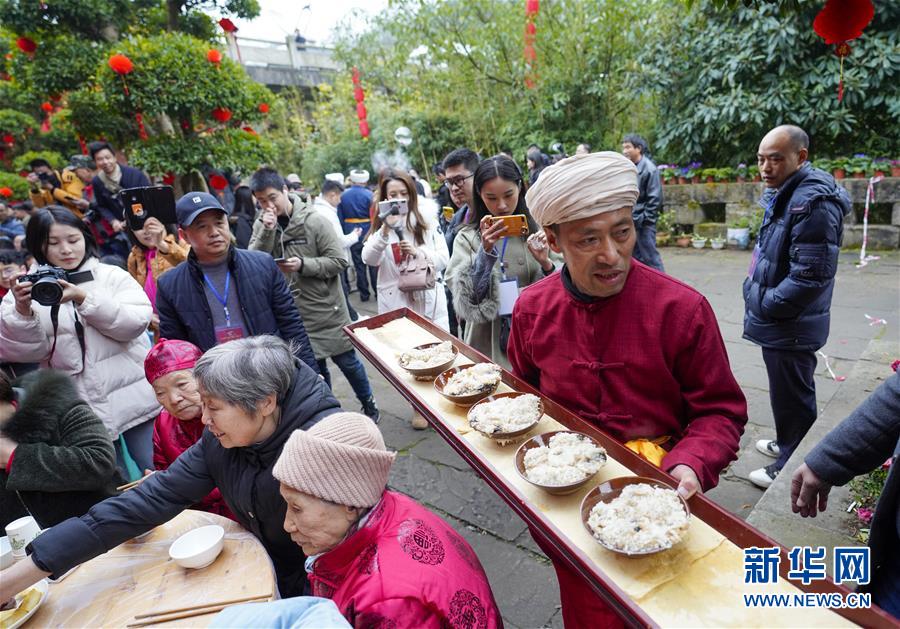 （新春走基層·圖文互動）（2）古鎮老街品年味 千米長宴憶鄉愁——重慶一座千年古鎮“新生記”