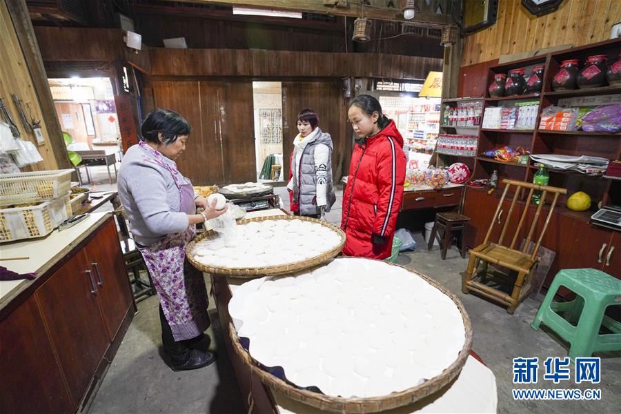 （新春走基層·圖文互動）（6）古鎮老街品年味 千米長宴憶鄉愁——重慶一座千年古鎮“新生記”