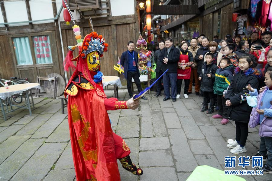 （新春走基層·圖文互動）（11）古鎮老街品年味 千米長宴憶鄉愁——重慶一座千年古鎮“新生記”