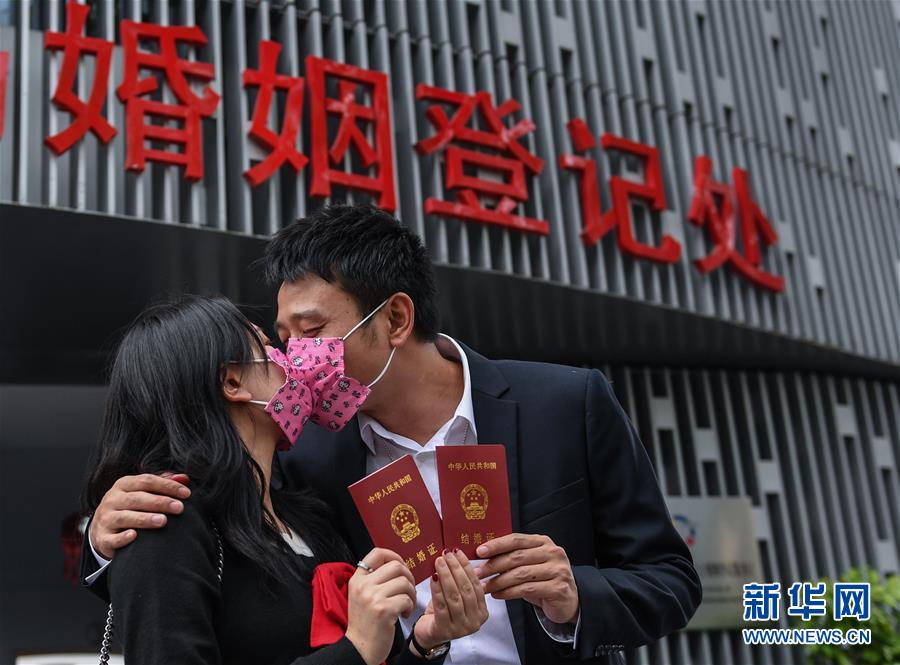 （聚焦疫情防控）（4）戴著口罩，我們結婚了