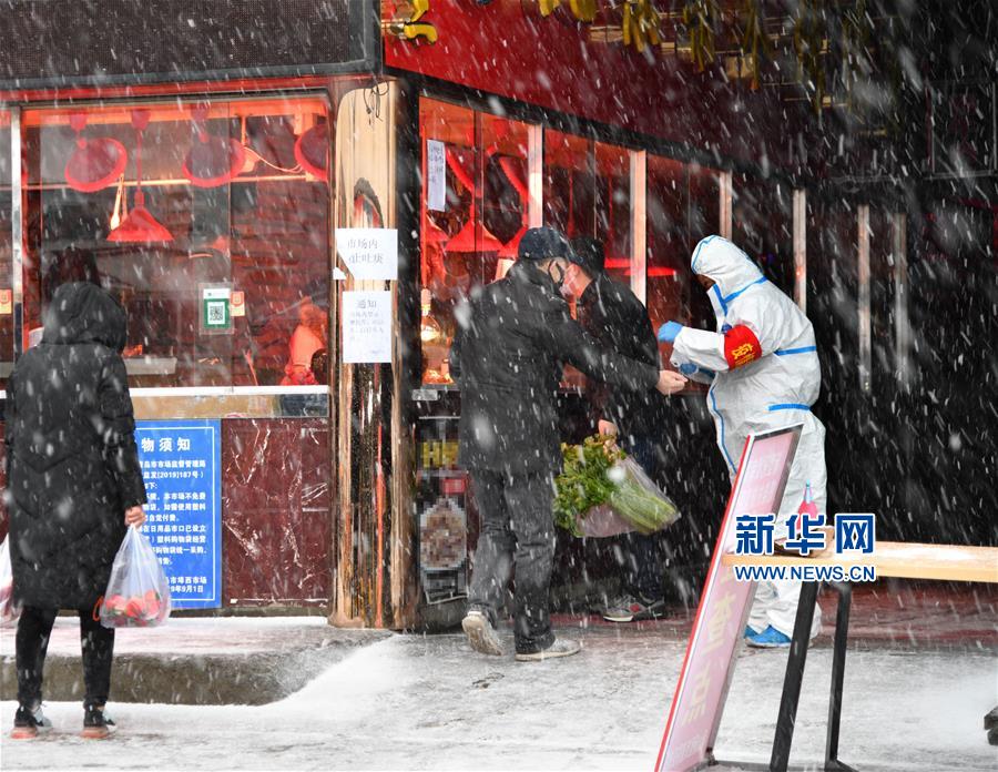 （社會(huì)）（2）青島：風(fēng)雪守“疫”線