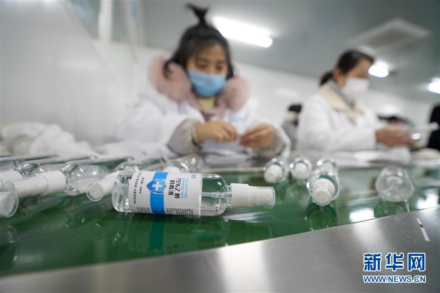 (聚焦疫情防控)(2)重慶南川:企業(yè)應(yīng)急開工 日產(chǎn)60噸乙醇消毒液生產(chǎn)線快速投產(chǎn)