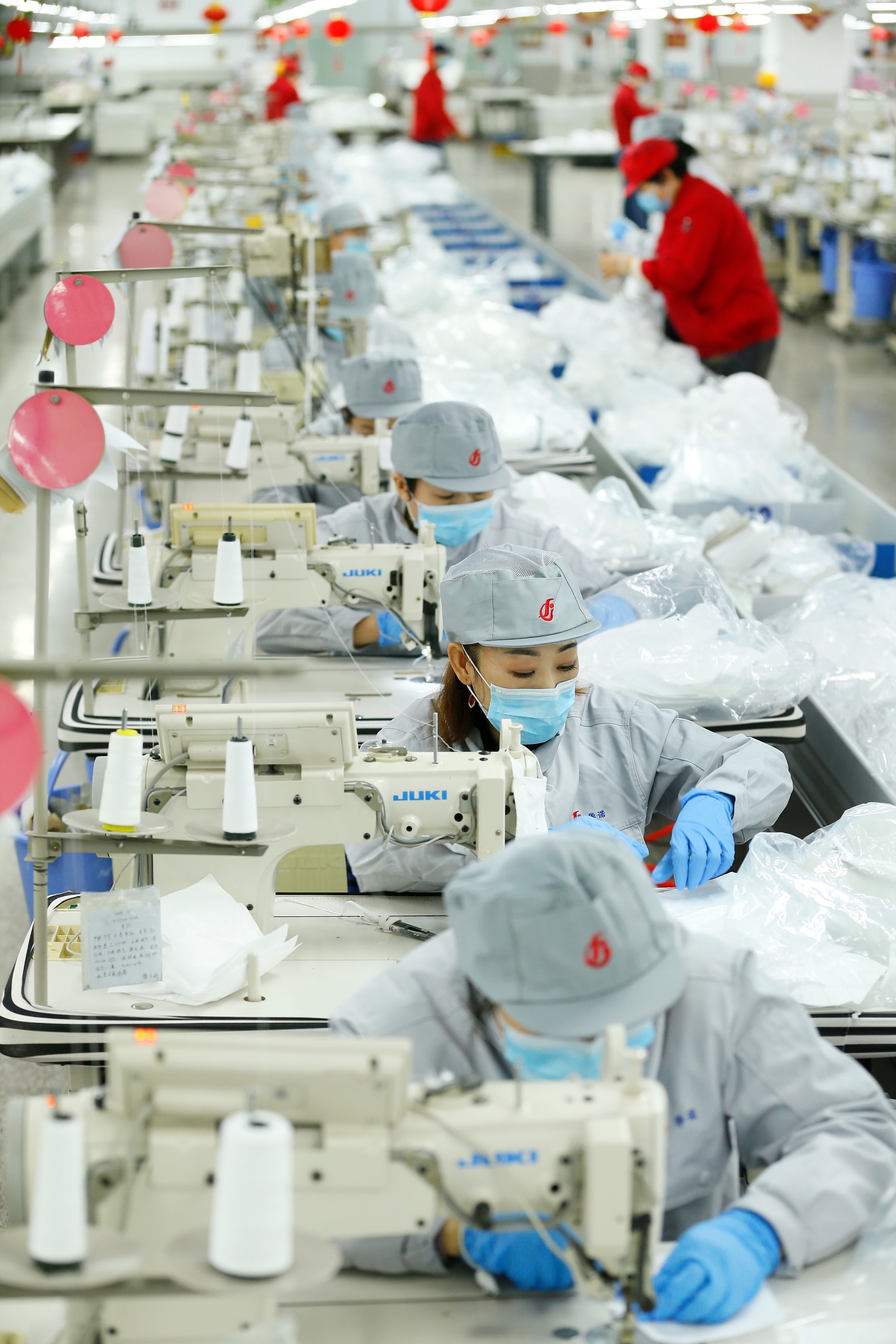 即發集團工人正在趕制口罩。為支持疫情防控，該企業將服裝生產線轉為口罩生產線。