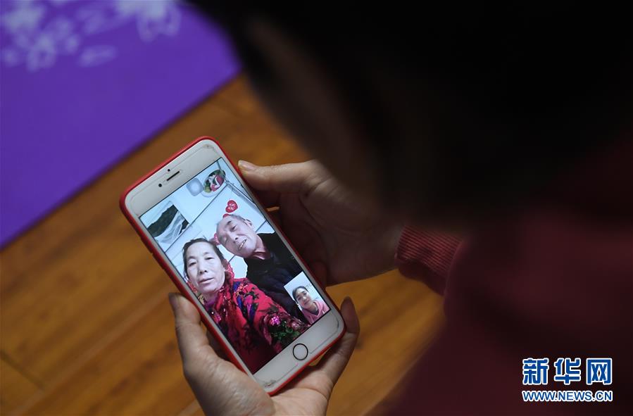 (聚焦疫情防控·圖片故事)(4)堅守崗位的“武漢妹子”
