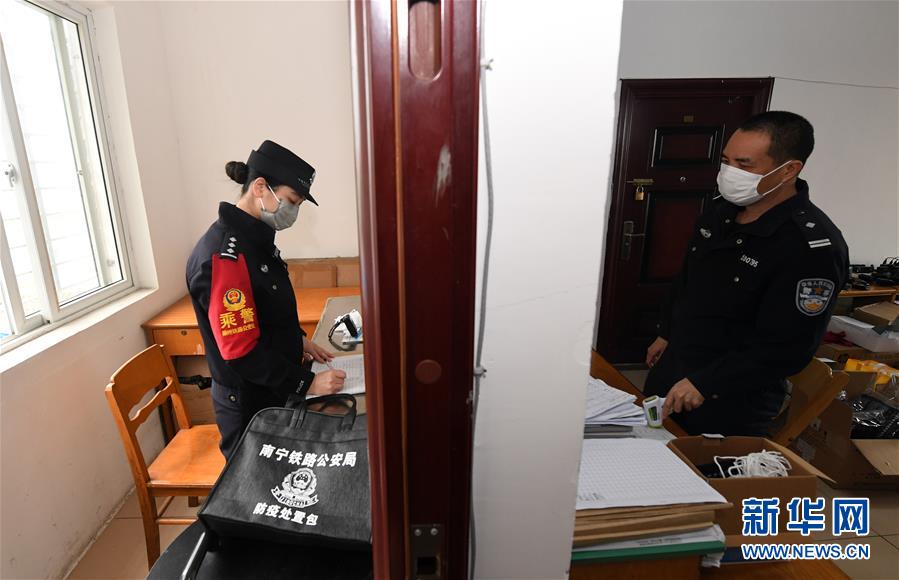 (聚焦疫情防控·圖片故事)(6)堅守崗位的“武漢妹子”