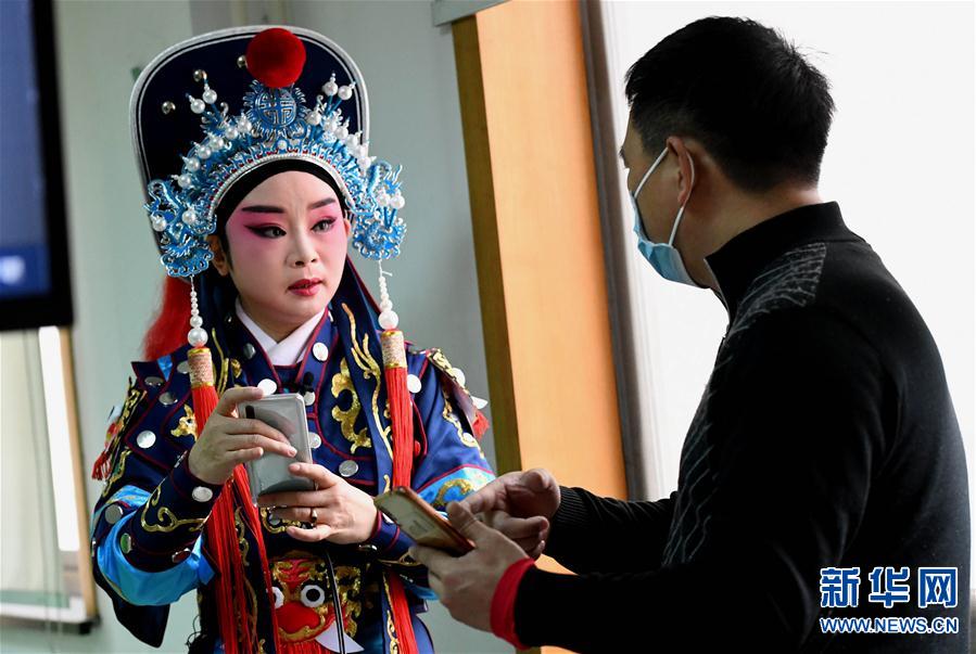 （聚焦疫情防控·圖片故事）（6）李金玲和她的豫劇“云表演”