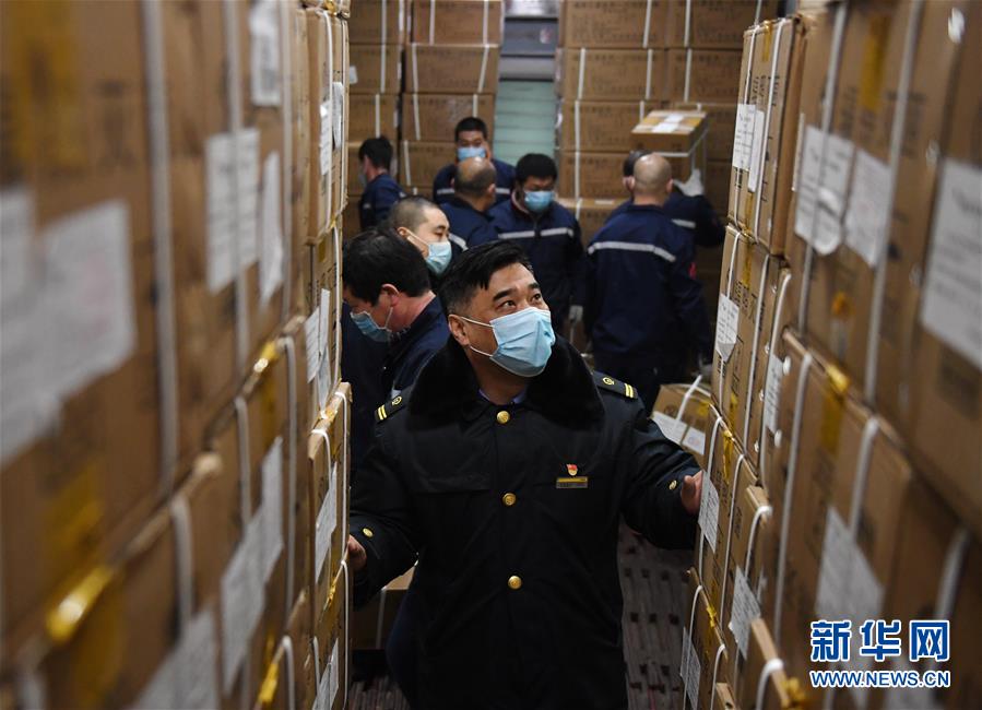 (聚焦疫情防控)(4)北京西站:20000件防護服運往武漢