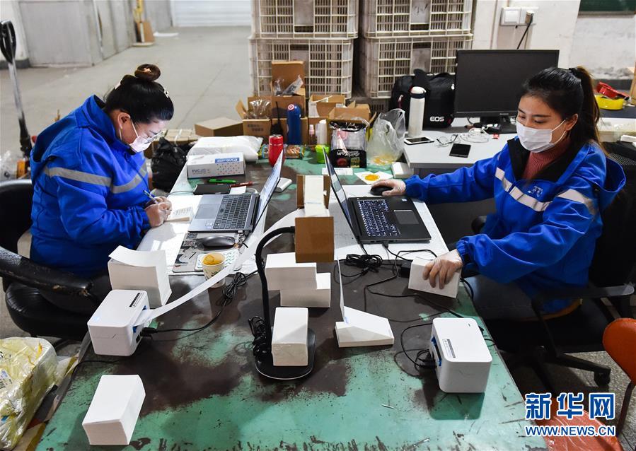 （聚焦疫情防控）（4）太原：停課不停學 寄送教材忙