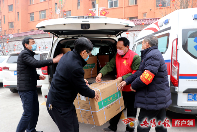 石寶金（右一）向林州市婦幼保健院捐贈口罩.png