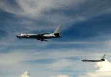 南部戰區海軍航空兵某團轟炸機遠海演練打擊水面目標