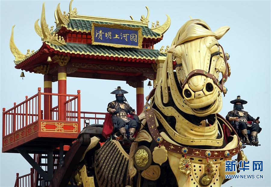 （聚焦疫情防控）（5）“大俠”蒙面迎賓