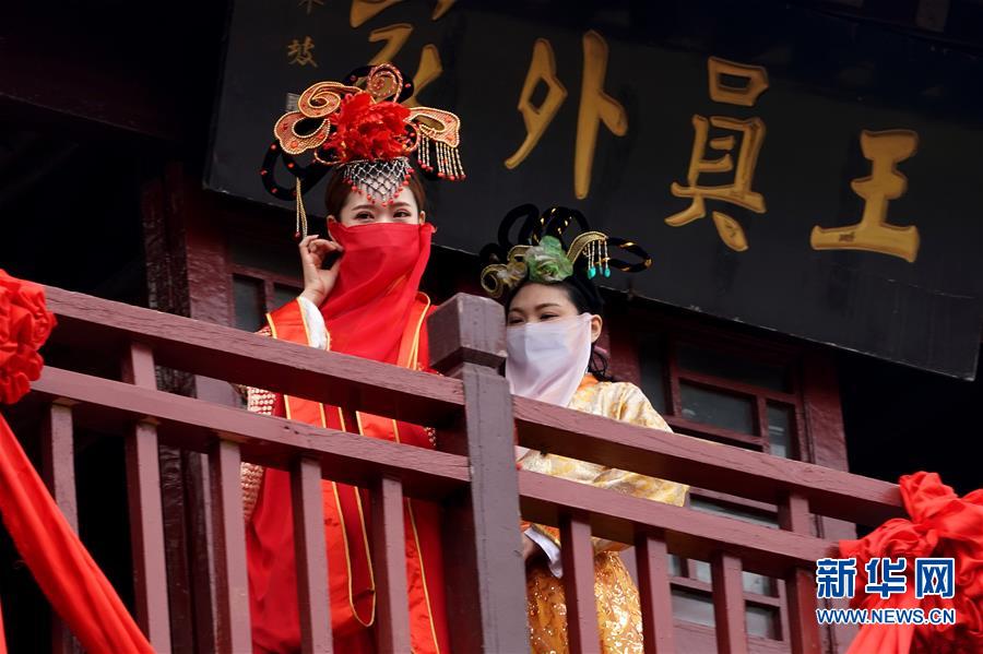 （聚焦疫情防控）（6）“大俠”蒙面迎賓