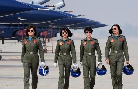 空軍第十一批女飛行學員首次使用跑道標志燈著陸