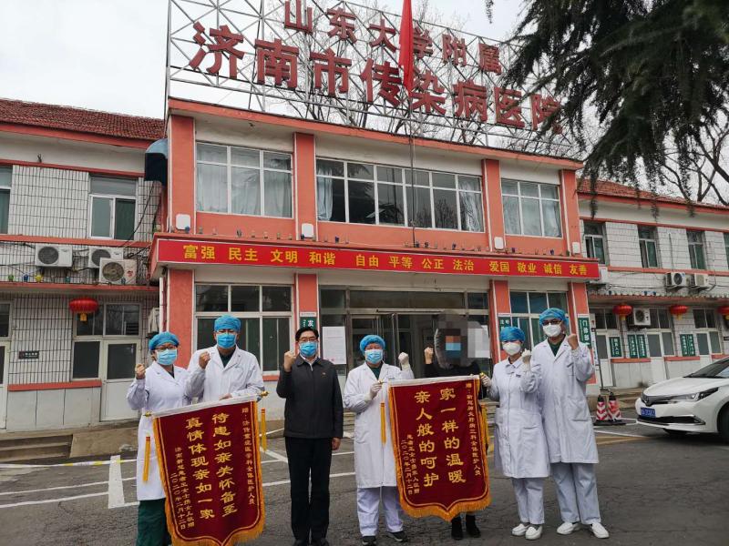2月26日，濟南市傳染病醫院新冠肺炎患者出院.jpg