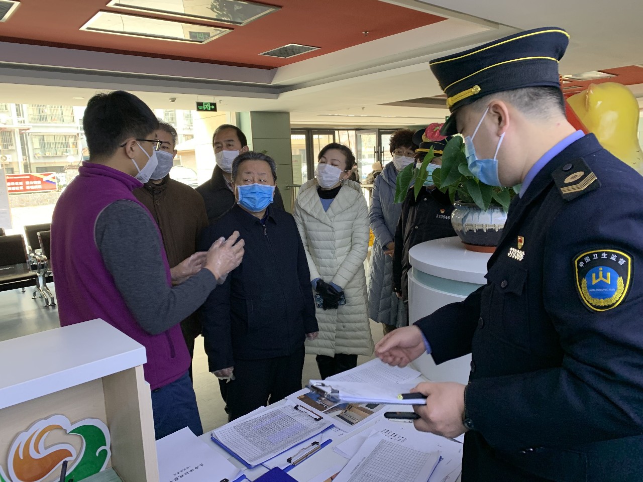 濟南市新冠肺炎疫情處置工作領導小組工作人員在槐蔭區檢查疫情防控工作.jpg