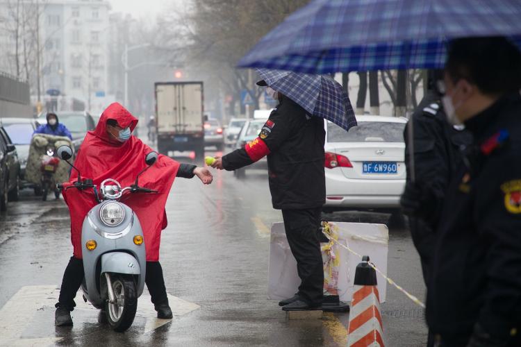 濟南居民在防疫點測溫.jpg