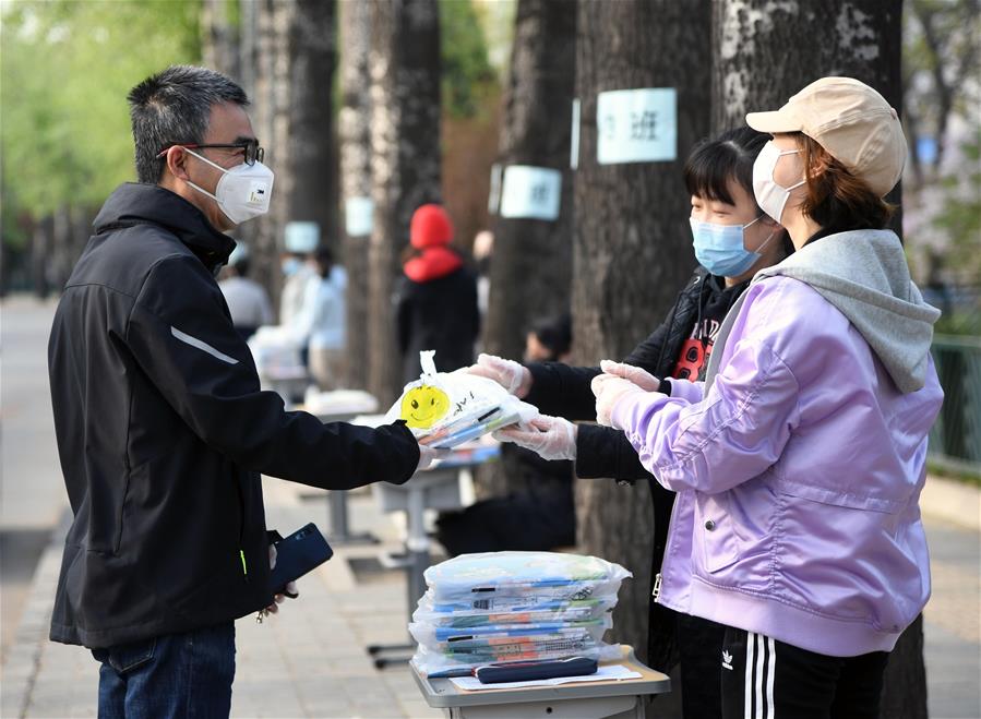 （教育）（4）北京海淀：中小學(xué)教材有序發(fā)放