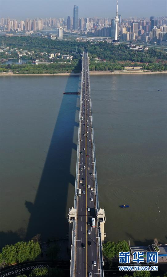 (社會(huì))(1)武漢:長江大橋早高峰川流不息