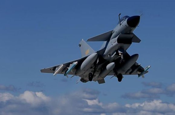 海軍航空兵某旅緊貼實戰強化飛行員自主籌劃作戰能力