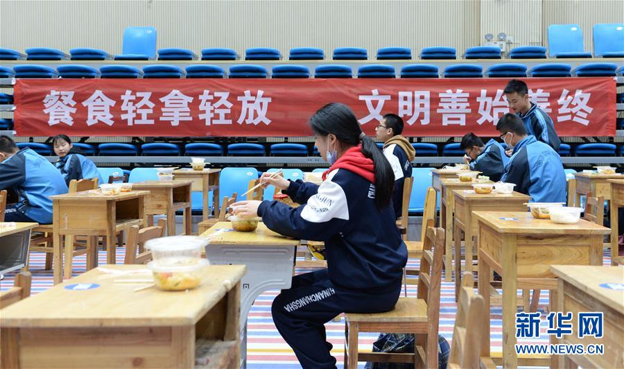 (聚焦疫情防控)(4)中學(xué)體育館變“大食堂”