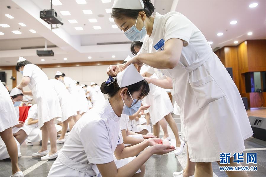 (醫(yī)衛(wèi))(2)北京:新入職護士“授帽”紀(jì)念南丁格爾