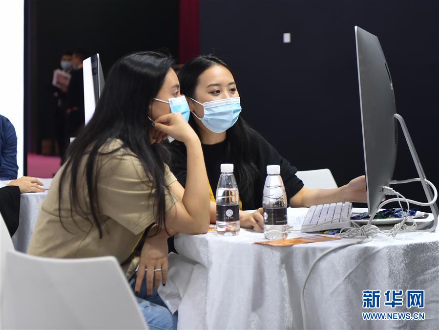 (社會)(4)長沙:婚博會上選購“甜蜜”