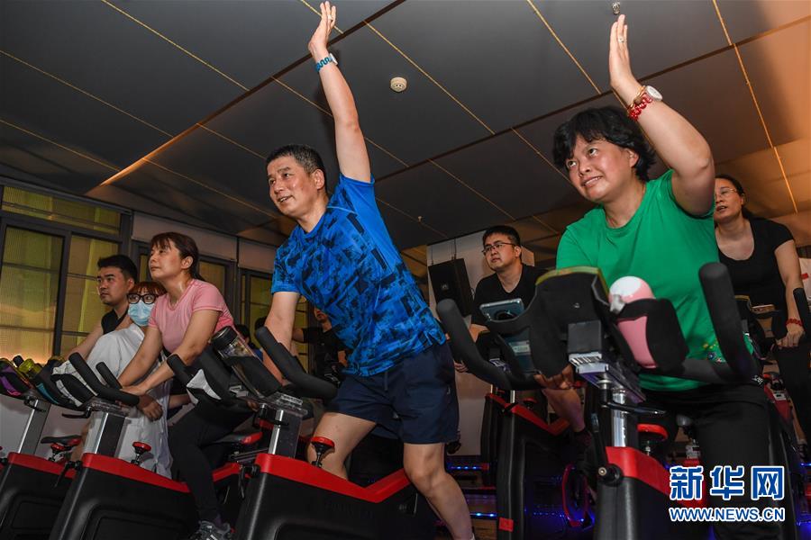 (體育·圖文互動)(7)江蘇常州:慢病人群上起了“體育課”
